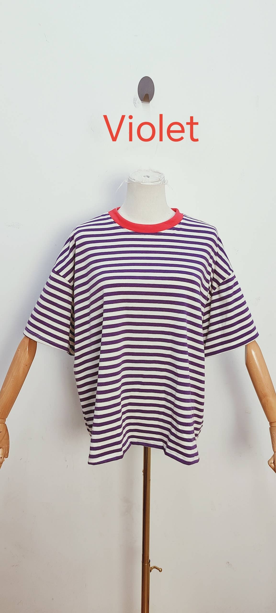 Camiseta de rayas de manga corta violeta