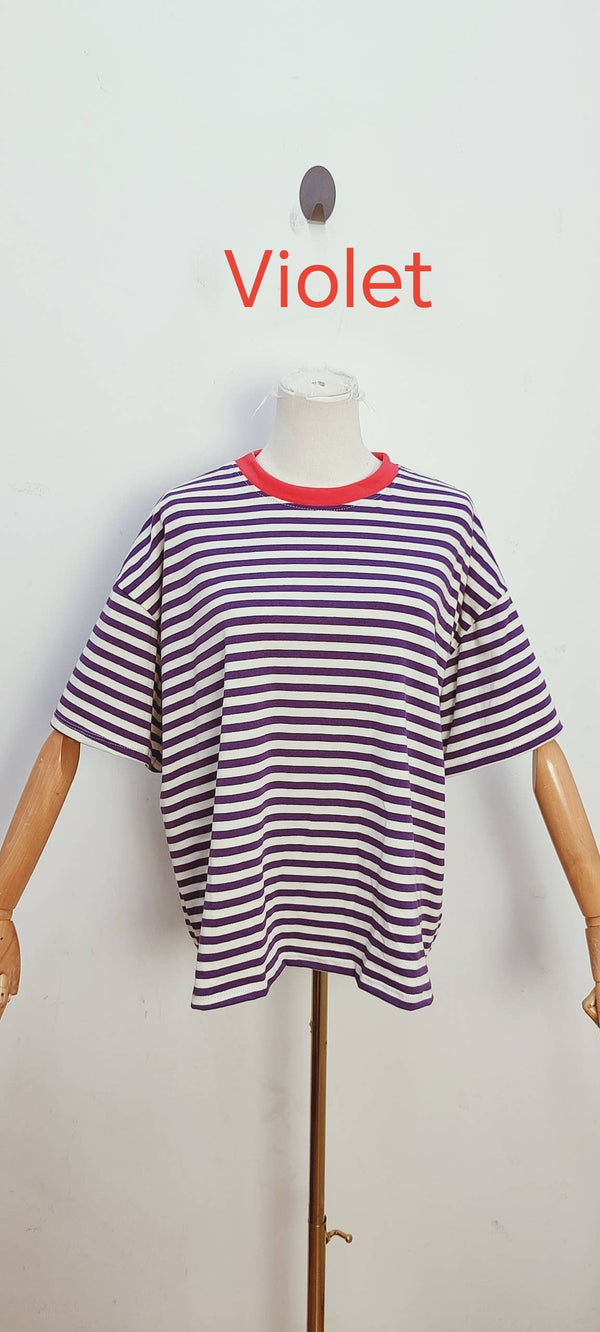 Camiseta de rayas de manga corta violeta