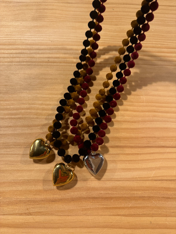 Collar Bolas Terciopelo Camel Marrón Corazón Dorado