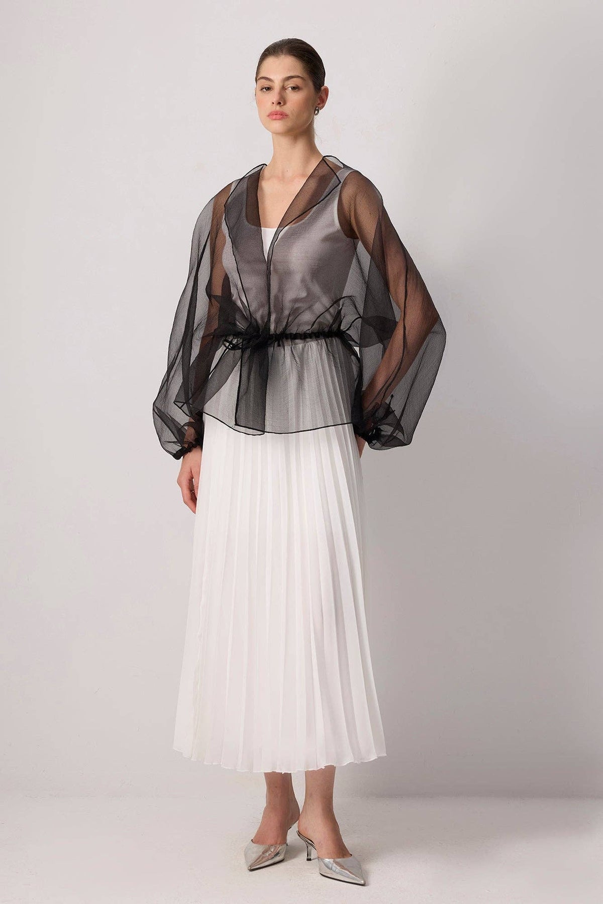 Chaqueta de Organza Negra con Lazo
