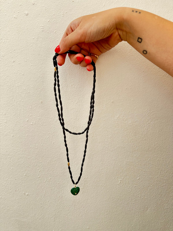 Collar Cuentas Madera Negra Corazón Verde