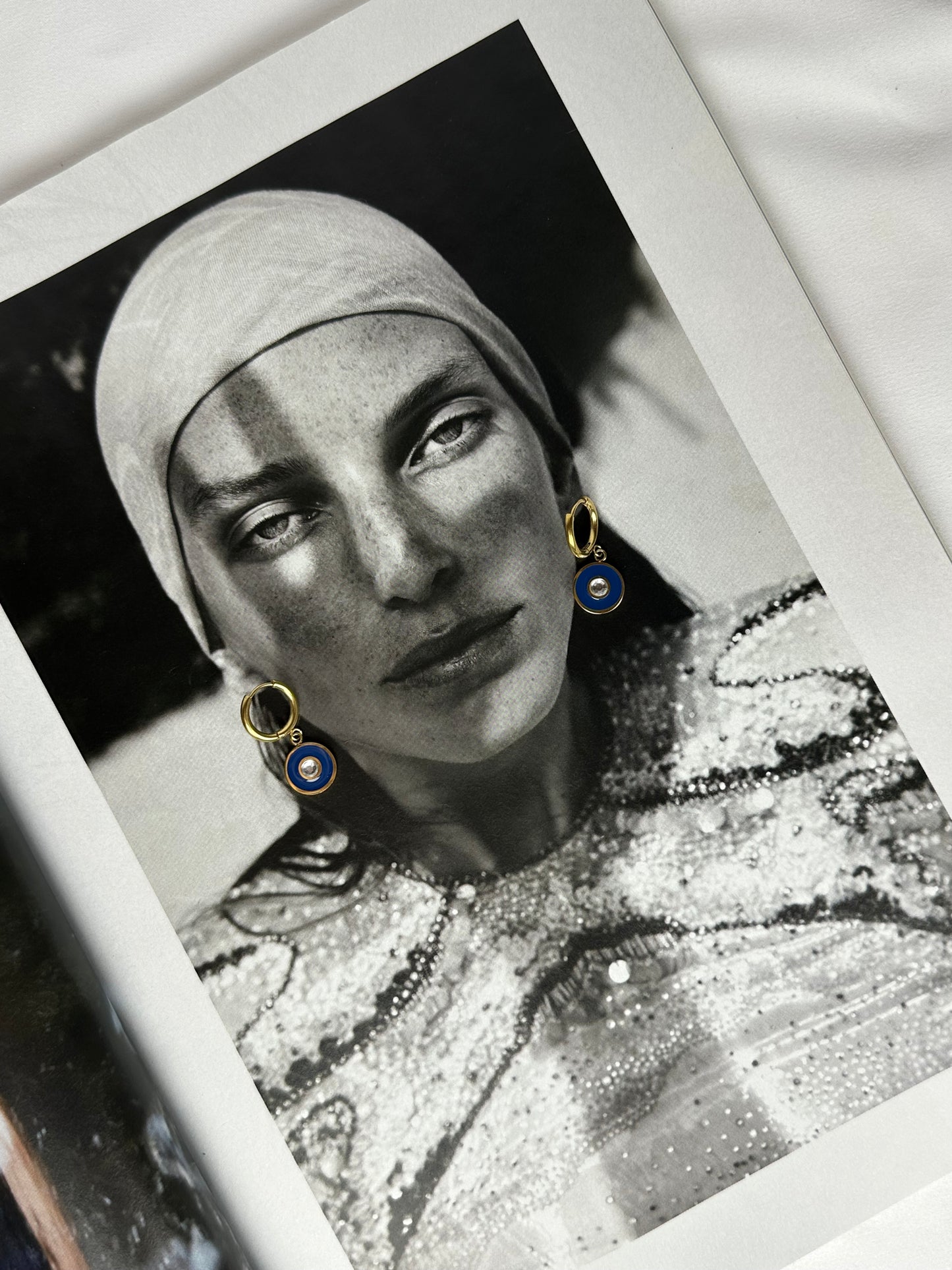 Mini Pendientes Círculo Plano Azul Marino con Brillante