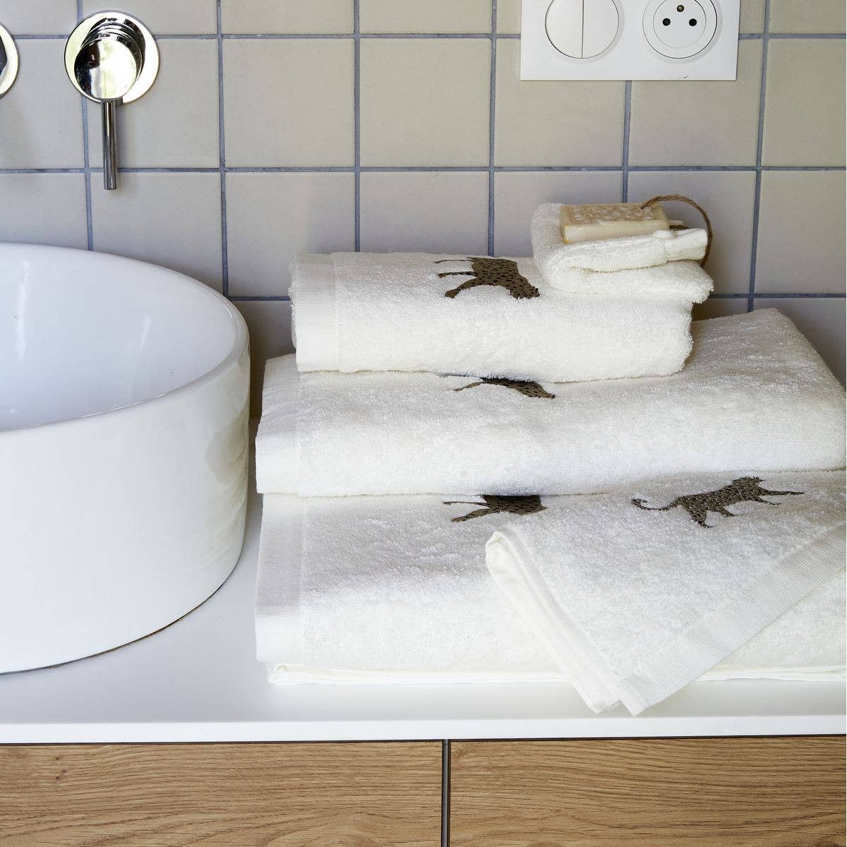 Toalla de Mano Blanca con Bordado Leopardo