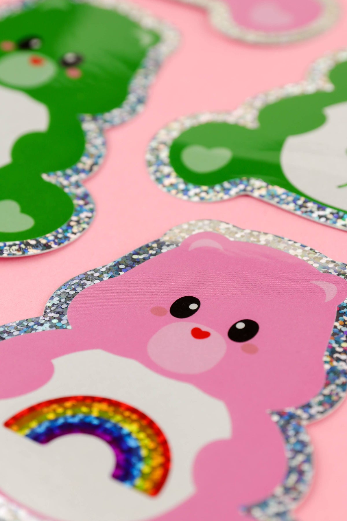 Etiqueta brillante Care Bear enviando arcoíris