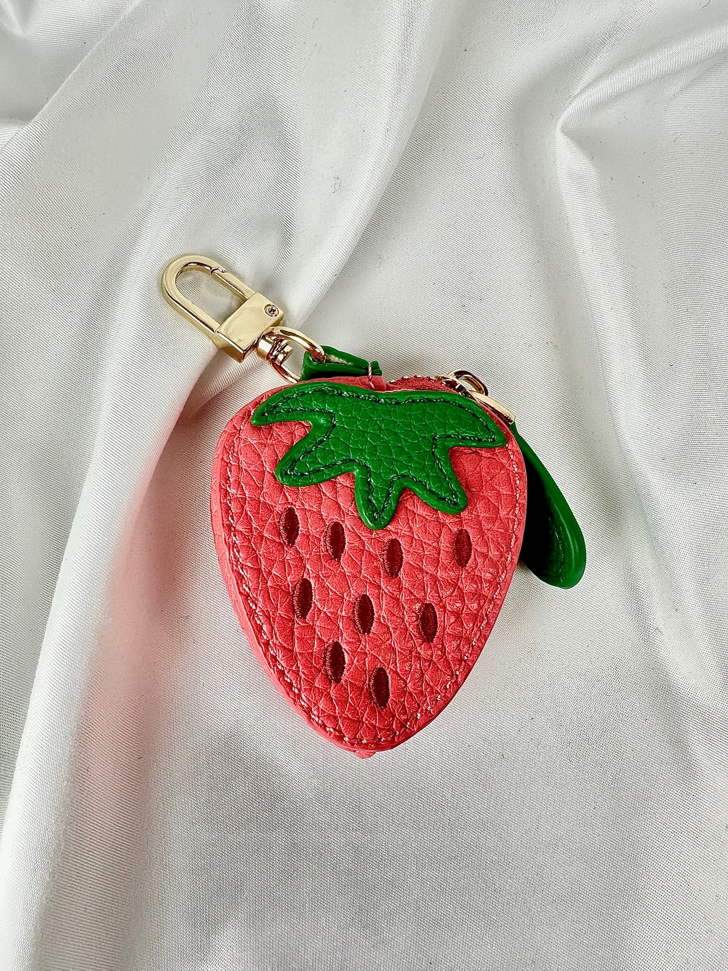 Llavero Charm Monedero Fresa Fucsia