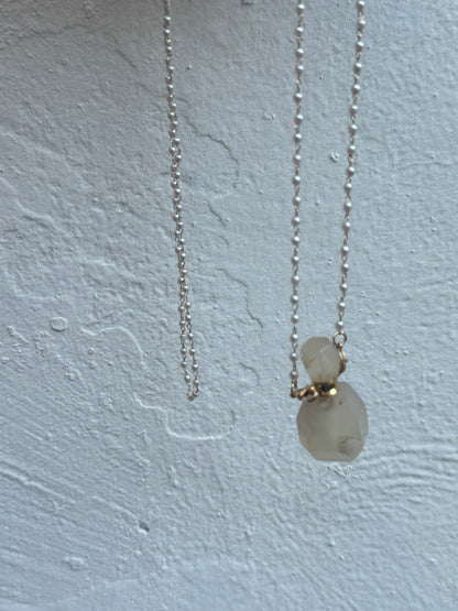 Collar Perfumero Piedra Beige Cadena Perlitas