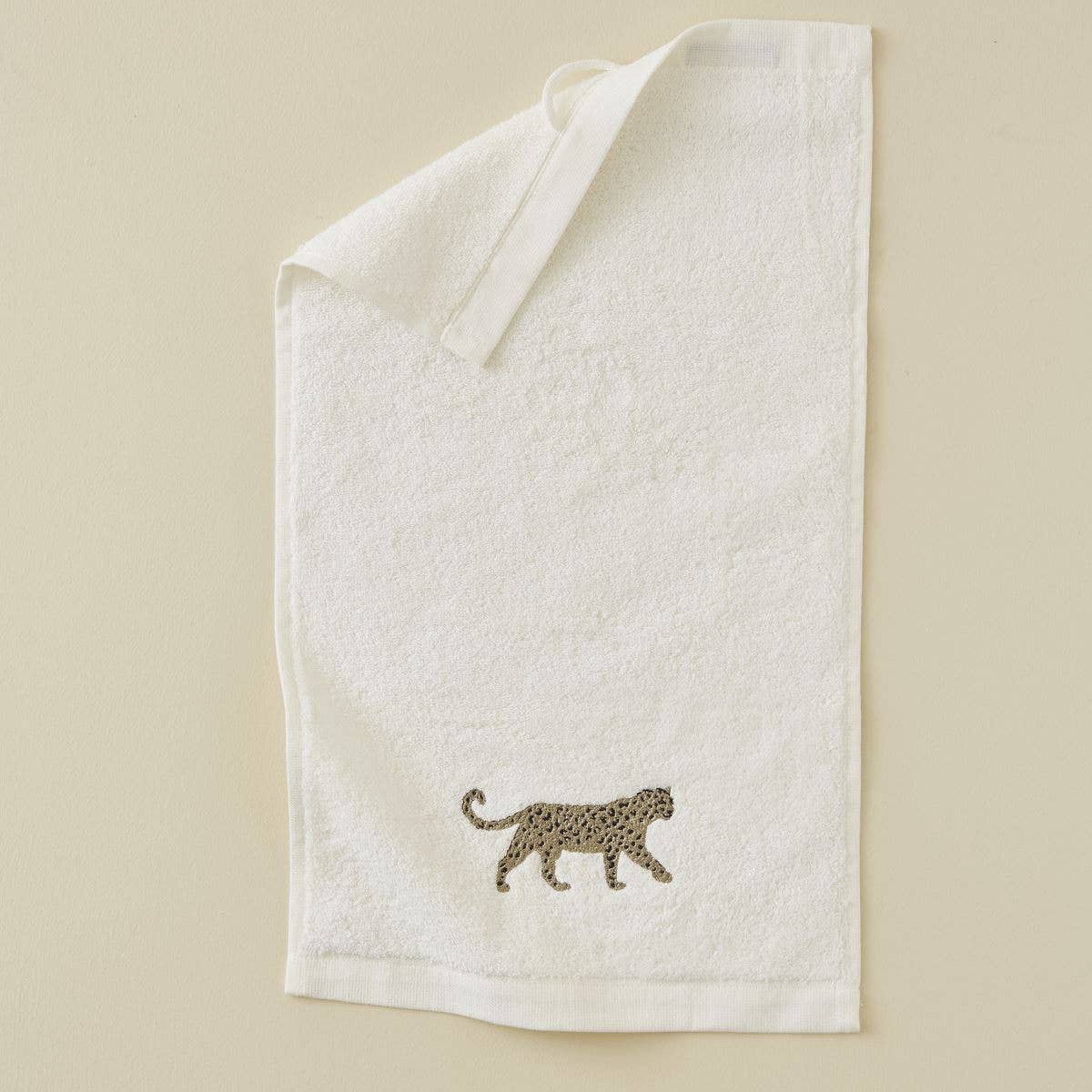 Toalla de Mano Blanca con Bordado Leopardo