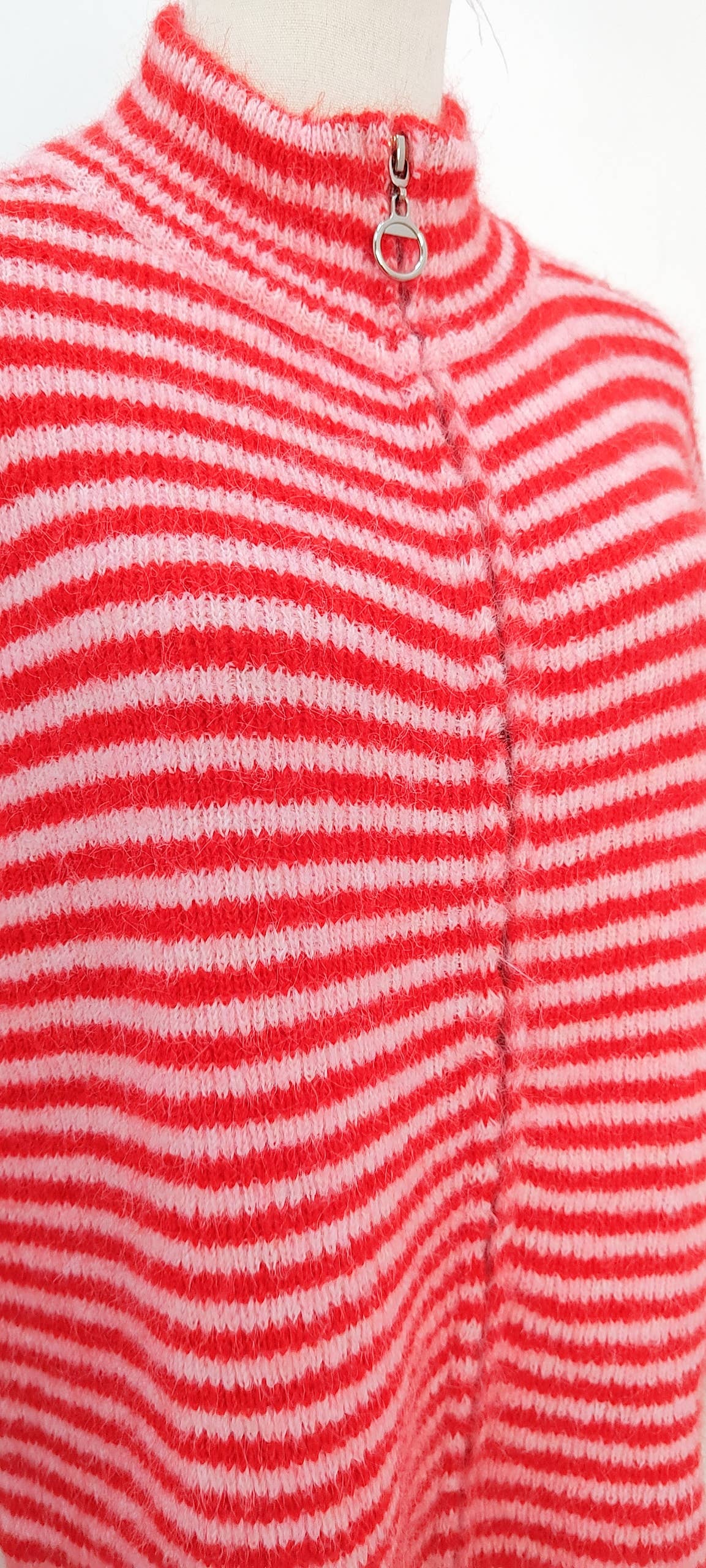 Jersey de rayas con cremallera rosa y rojo