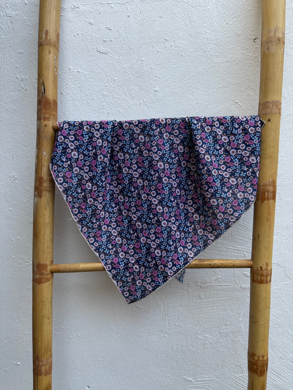 Pañuelo Algodón Flores Fondo Morado o Azul Oscuro Borde Blanco