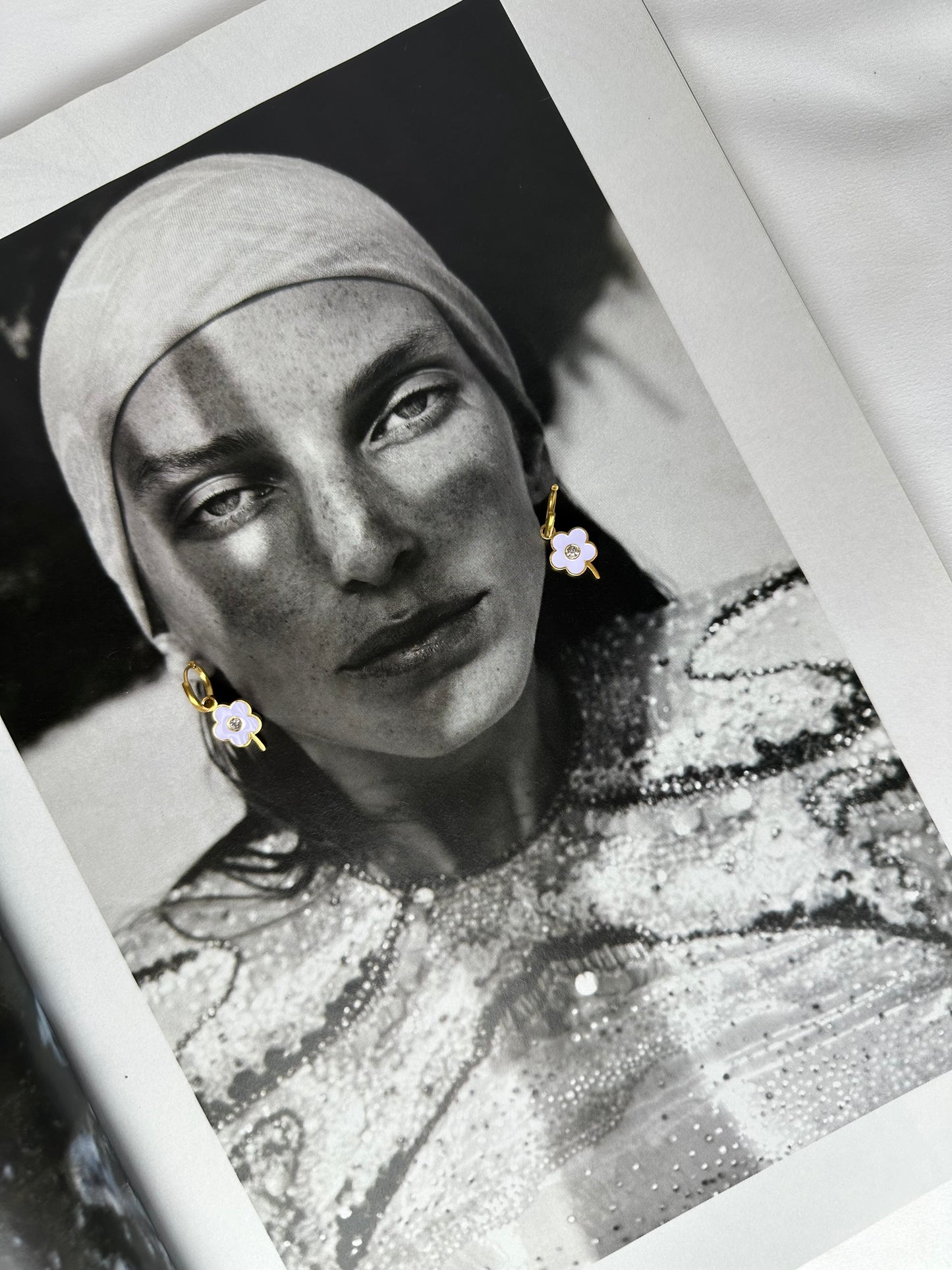 Mini Pendientes Flor Lila con Tallo y Brillante