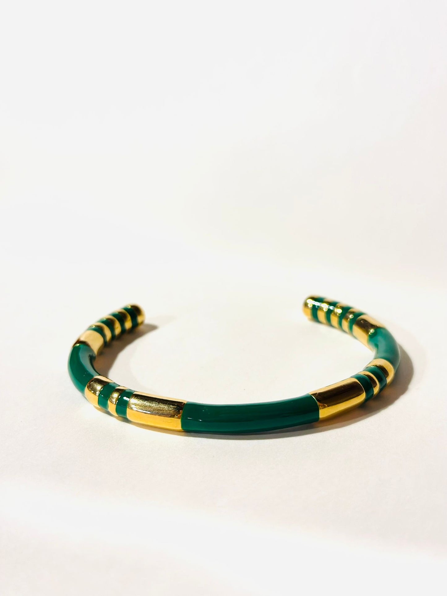 Brazalete Metal Dorado con Esmalte Verde