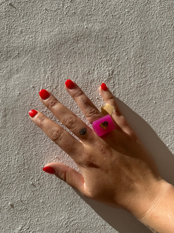 Anillo Resina Fancy Cuadrado Fucsia Corazón Dorado