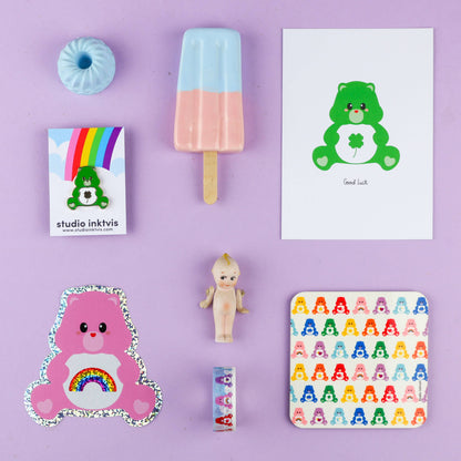 Etiqueta brillante Care Bear enviando arcoíris