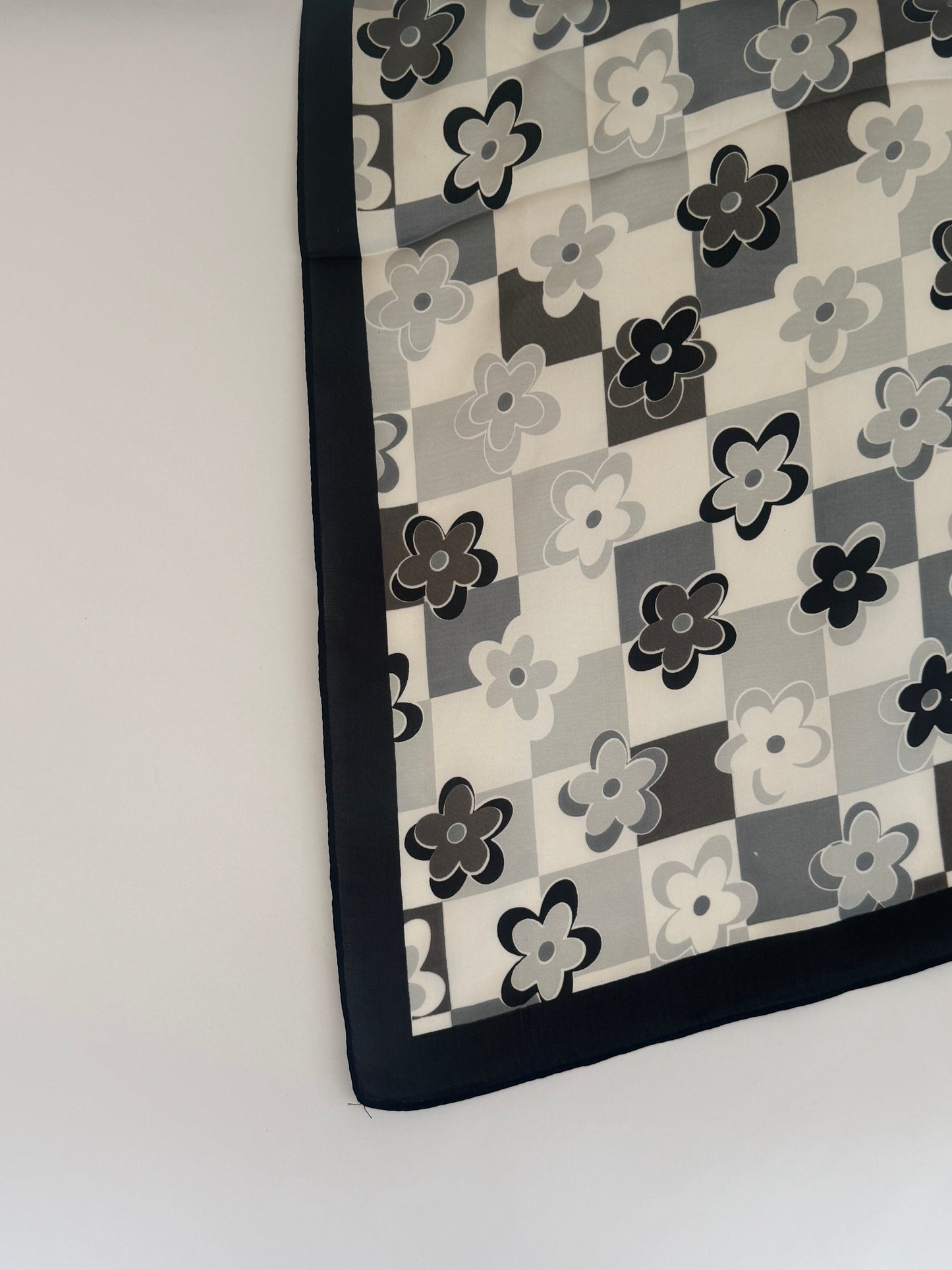 Pañuelo Damero Cuadros Blanco y Negro Flores