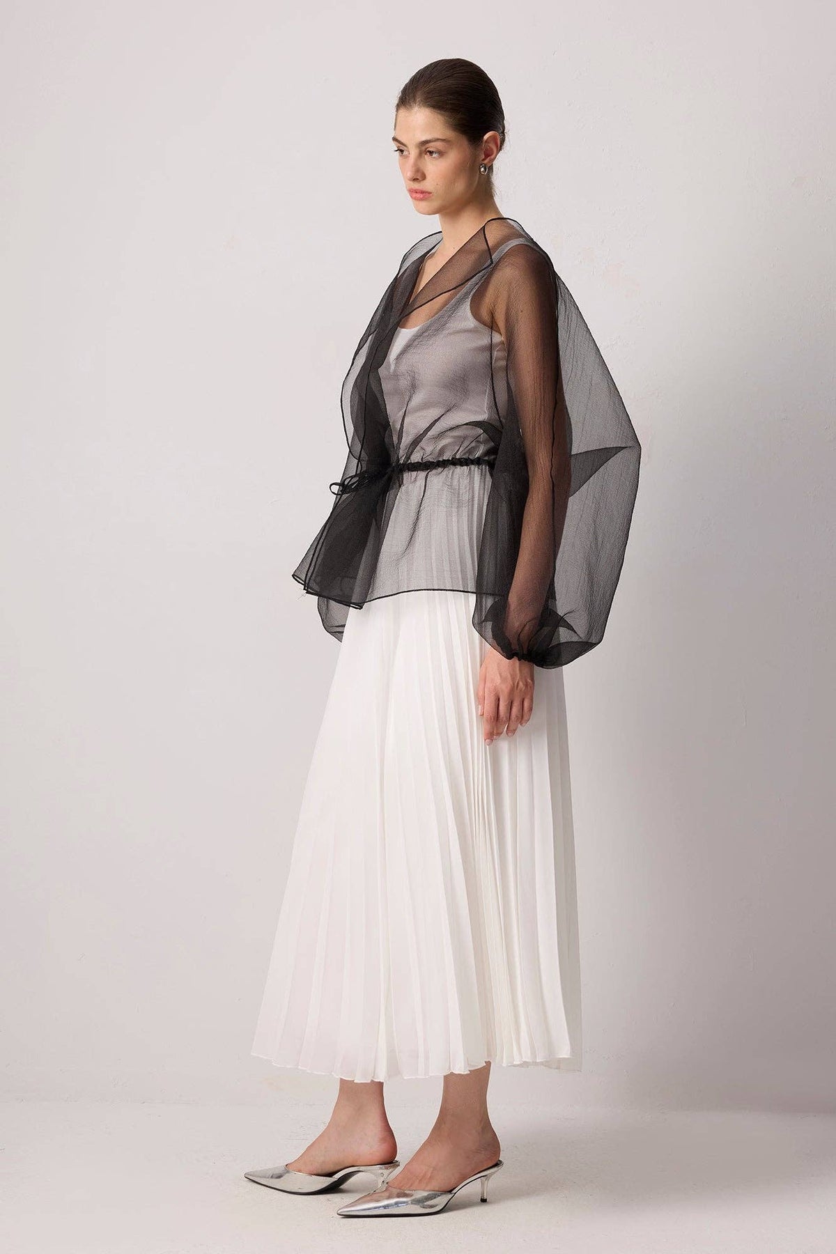 Chaqueta de Organza Negra con Lazo