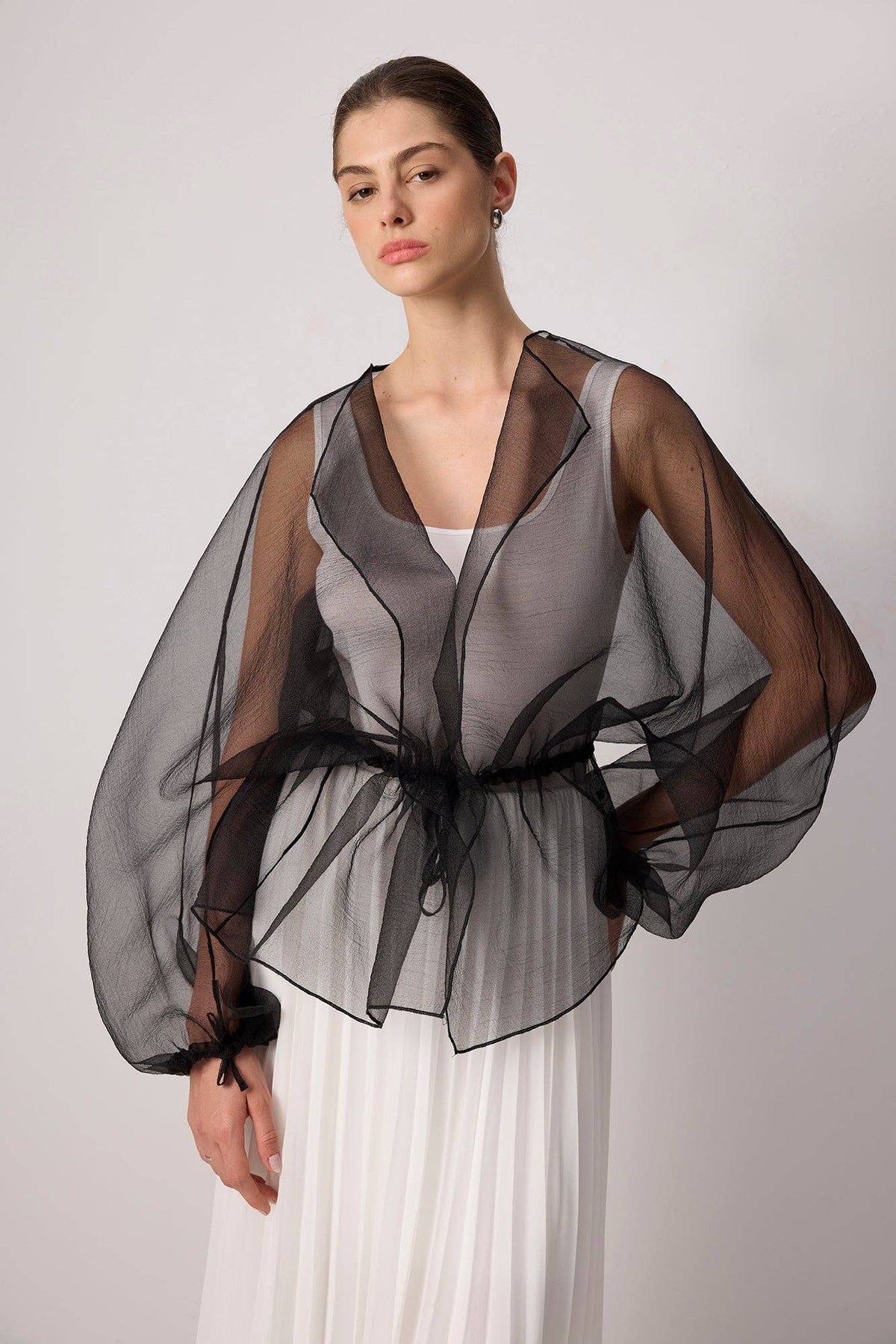 Chaqueta de Organza Negra con Lazo
