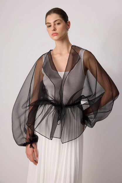 Chaqueta de Organza Negra con Lazo