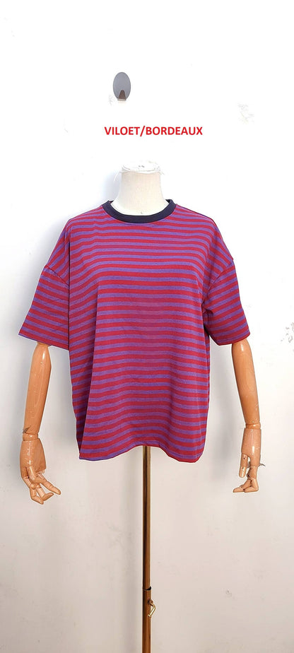 Camiseta de rayas de manga corta violeta