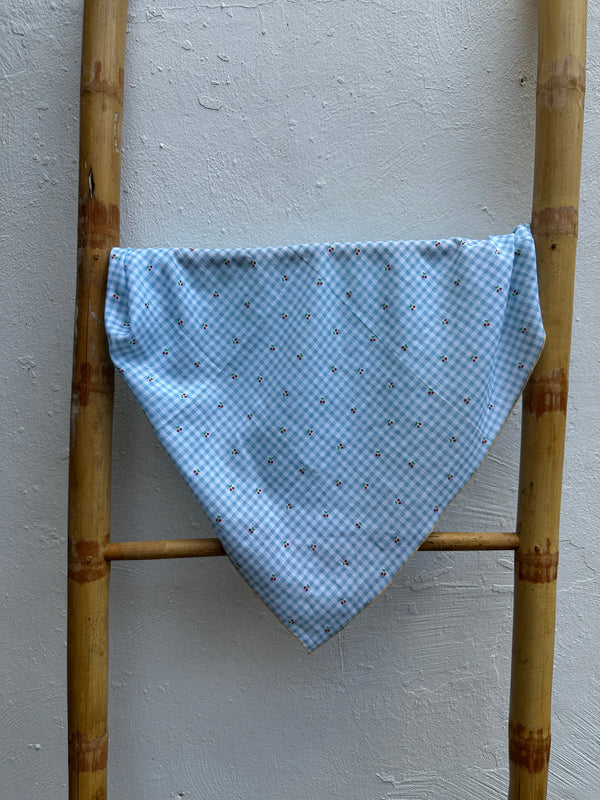 Pañuelo Vichy Azul con Cerezas