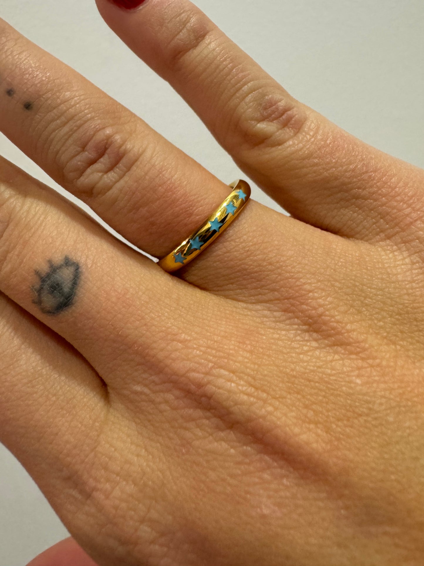 Anillo Dorado  con Tira de Estrellas Esmaltadas Turquesa