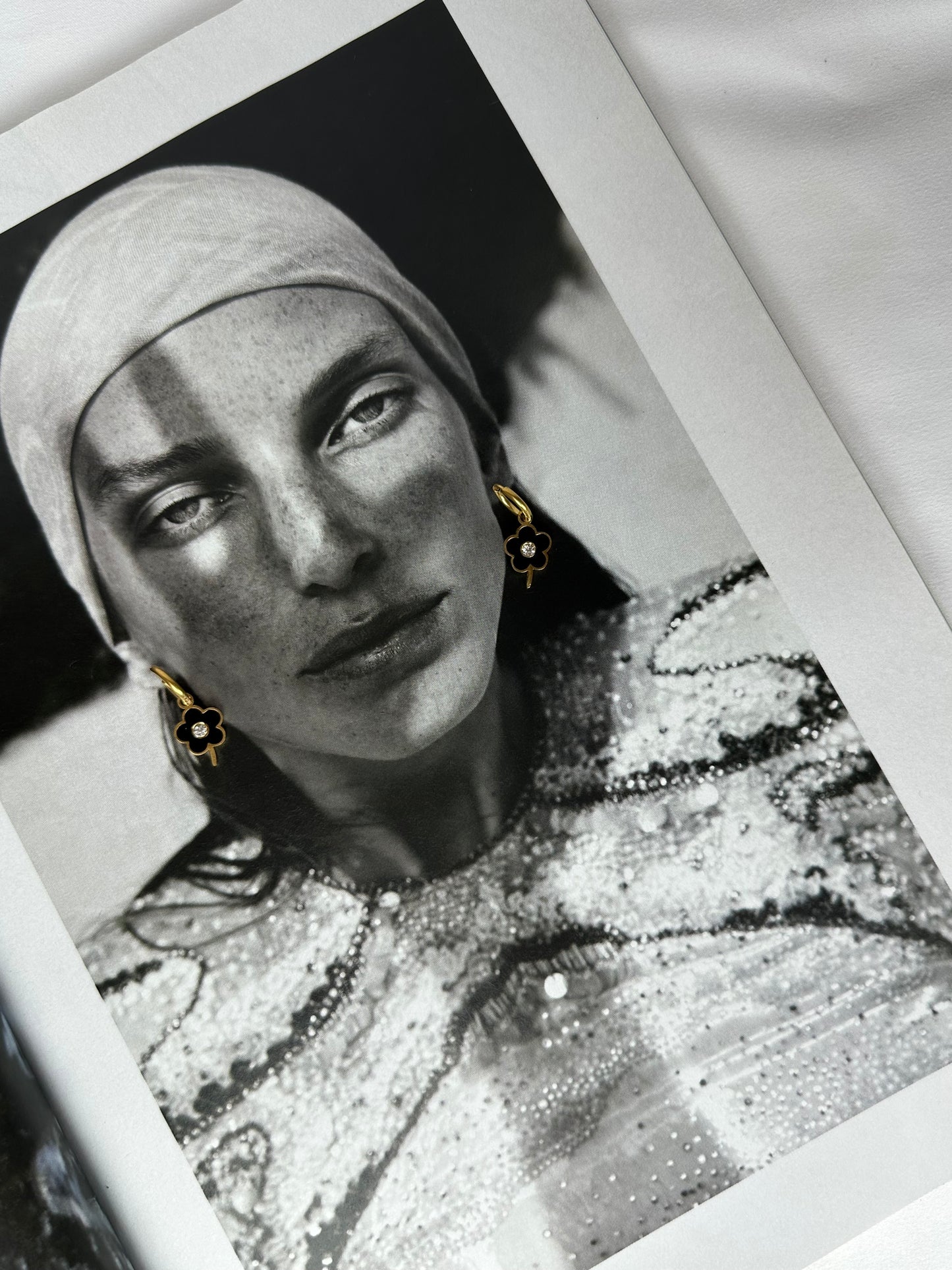 Mini Pendientes Flor Negra con Tallo y Brillante