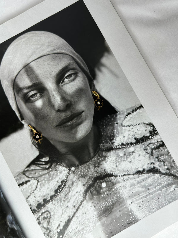 Mini Pendientes Flor Negra con Tallo y Brillante