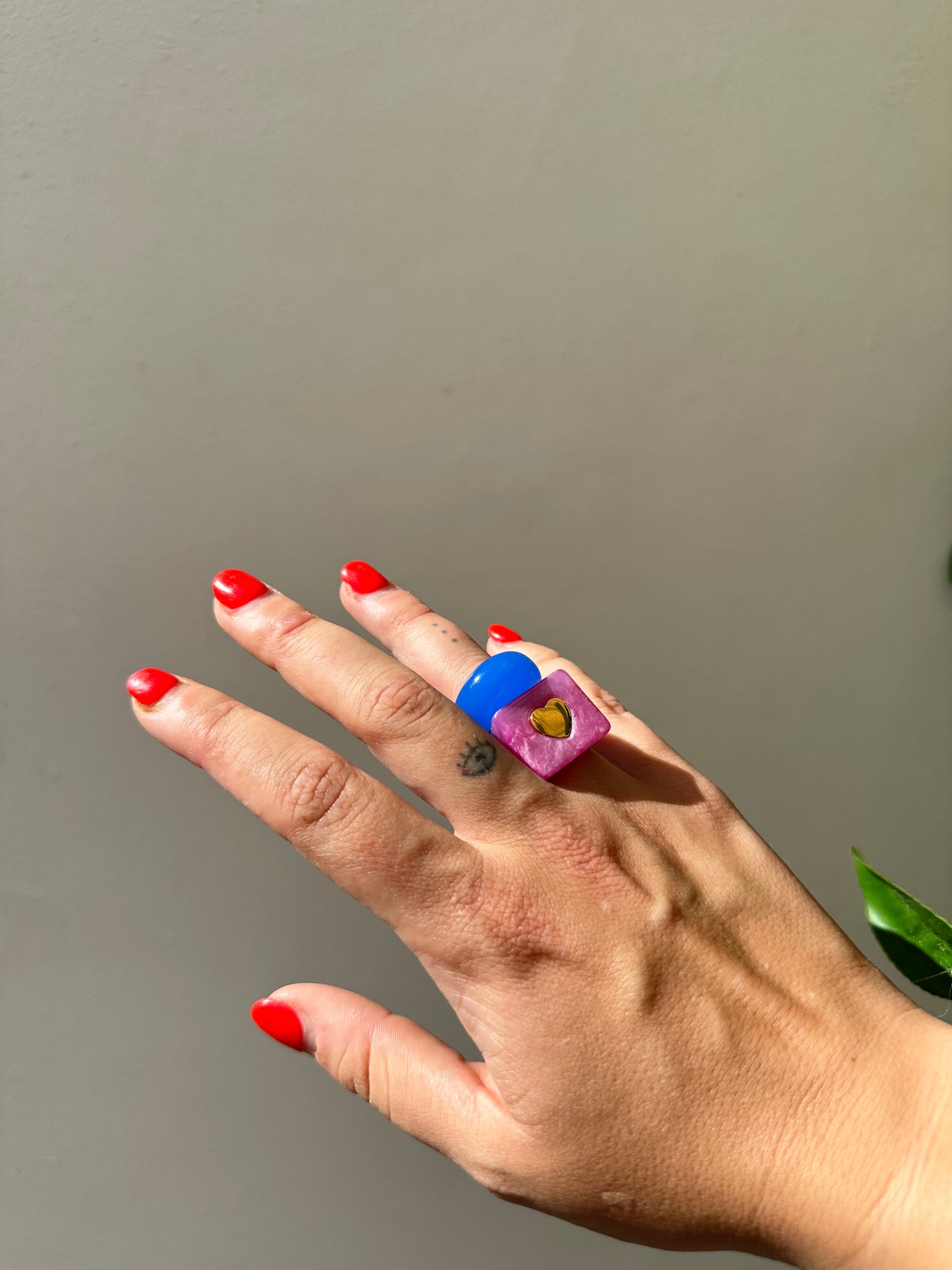 Anillo Resina Fancy Redondo Azulón sin Brillante