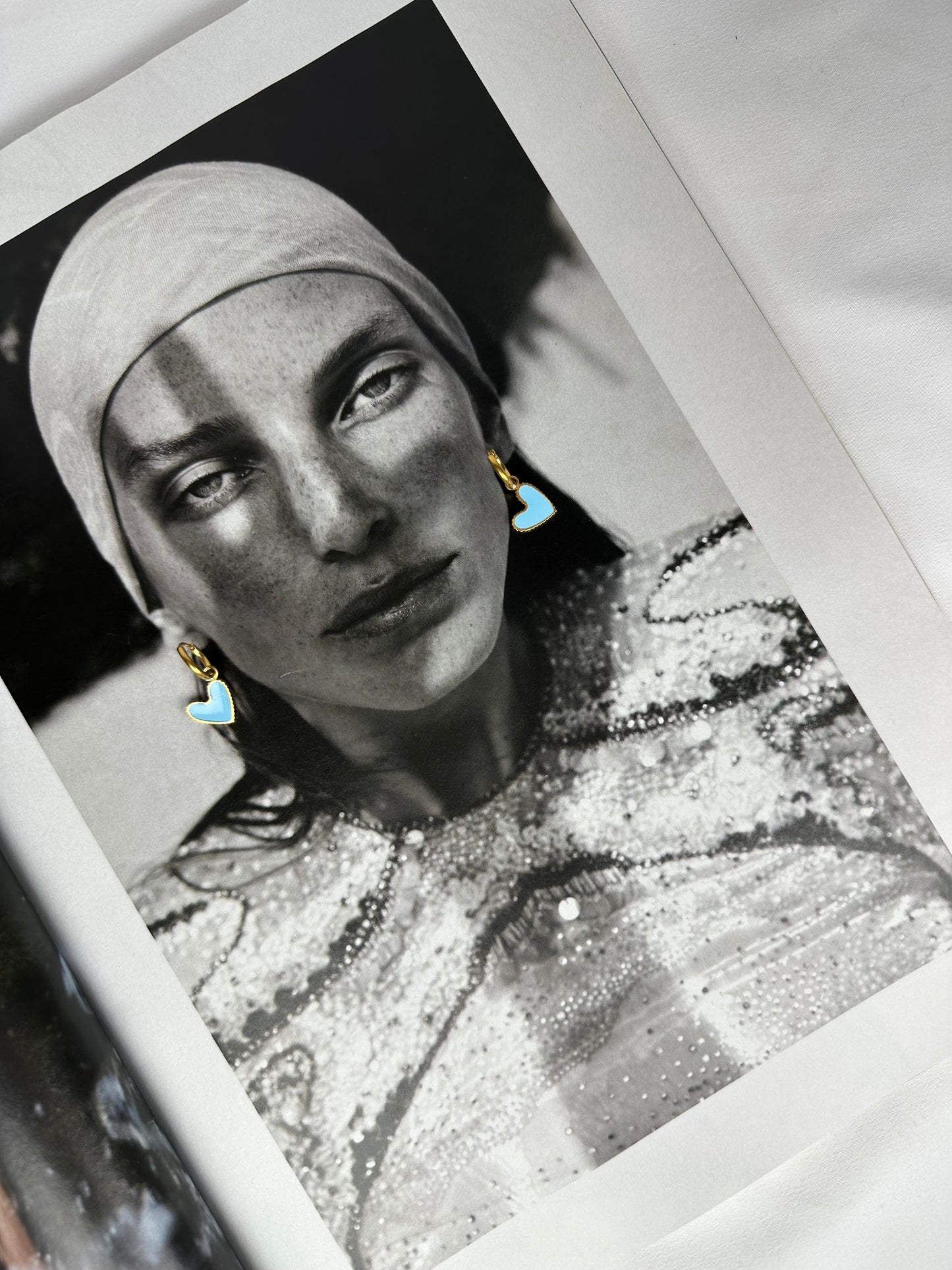 Mini Pendientes Corazón Ladeado Azul Claro