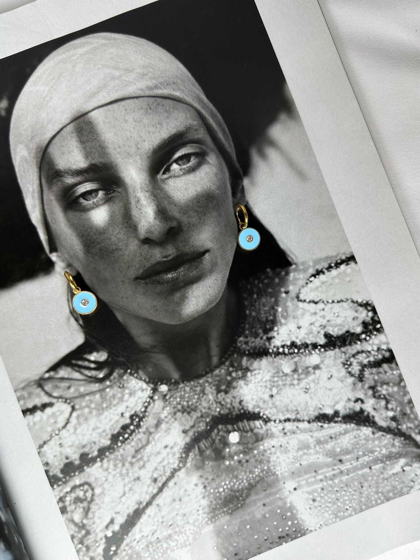 Mini Pendientes Círculo Azul Claro con Brillante