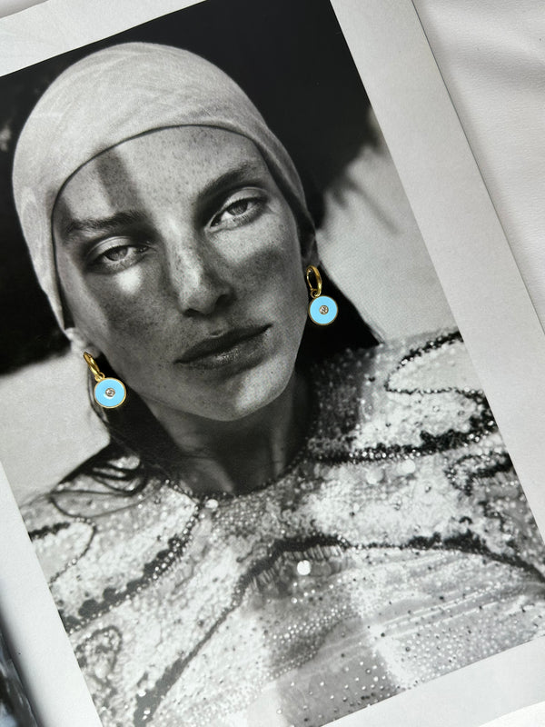 Mini Pendientes Círculo Azul Claro con Brillante