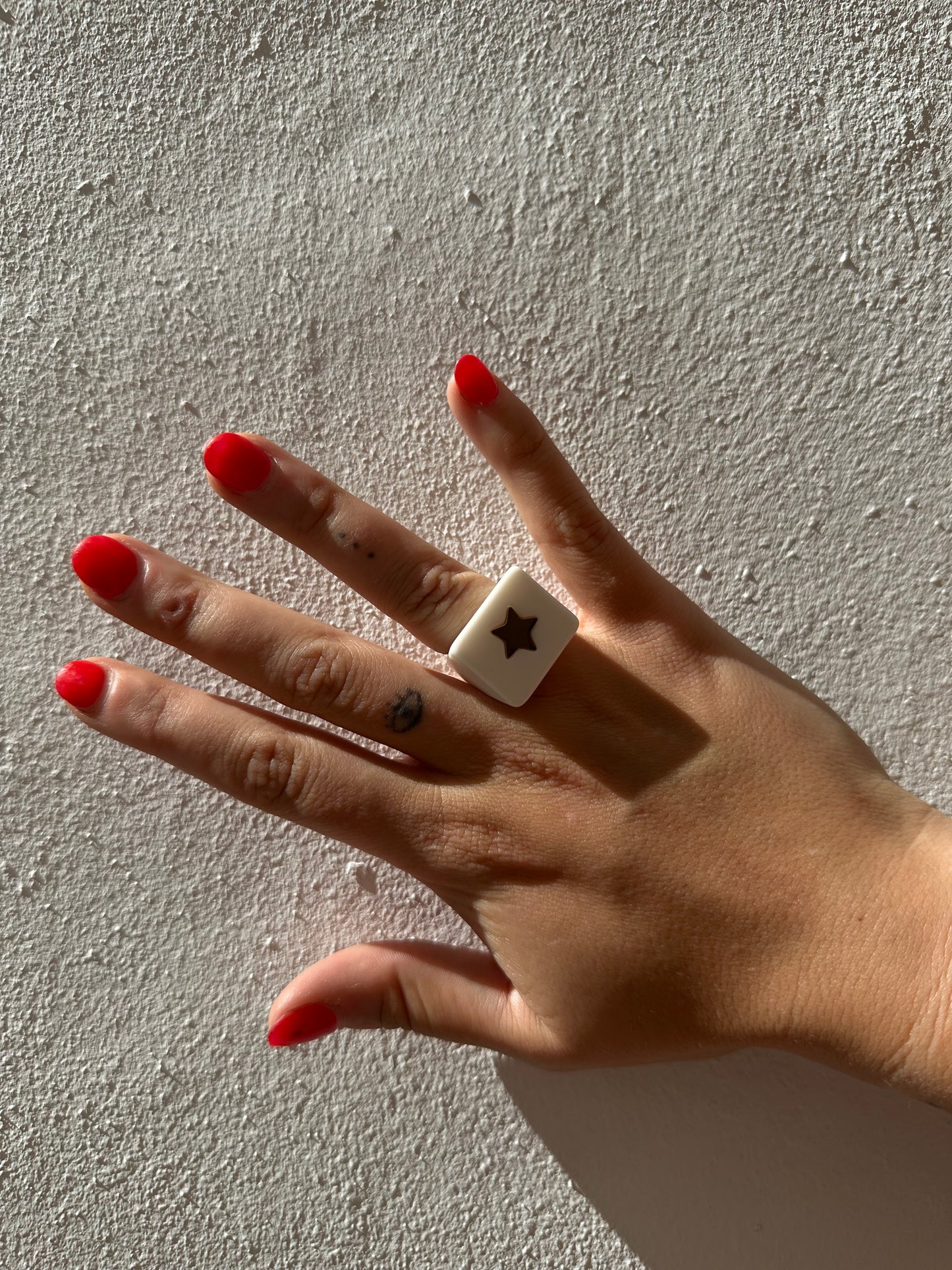 Anillo Resina Fancy Cuadrado Blanco Estrella Dorada