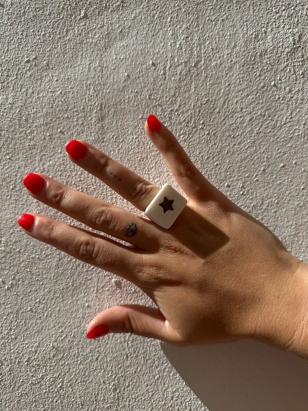 Anillo Resina Fancy Cuadrado Blanco Estrella Dorada