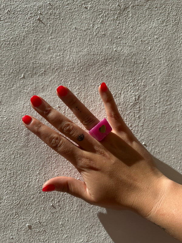 Anillo Resina Fancy Cuadrado Fucsia Nacarada Corazón Dorado
