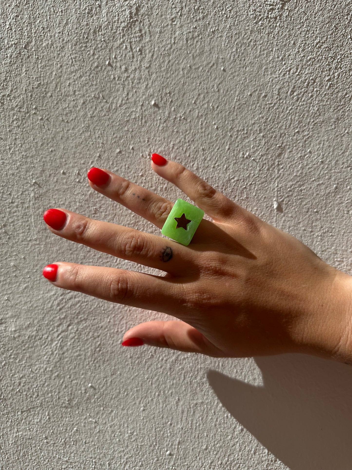 Anillo Resina Fancy Cuadrado Verde Claro Nacarado Estrella Dorada