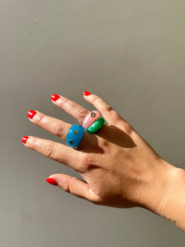 Anillo Resina Fancy Redondo Turquesa Con Adornos en Dorado