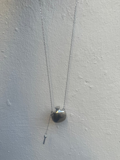 Collar Bota de Vino Plateado