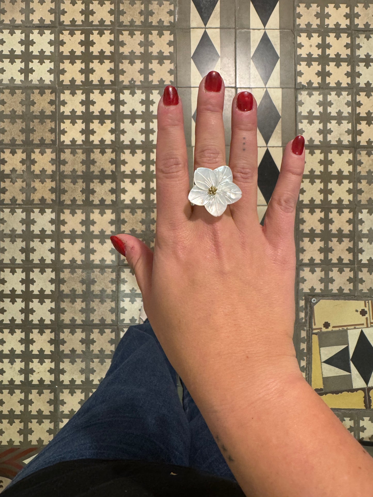 Anillo Flor Imitación Nácar Puntas Triangular