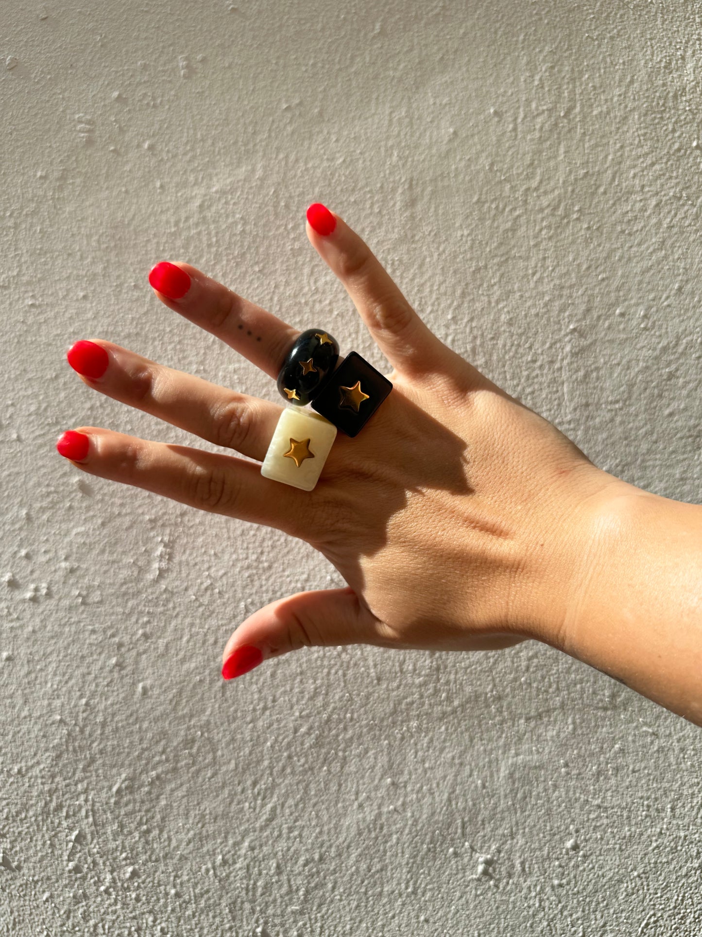 Anillo Resina Fancy Redondo Negro Adornos Dorados