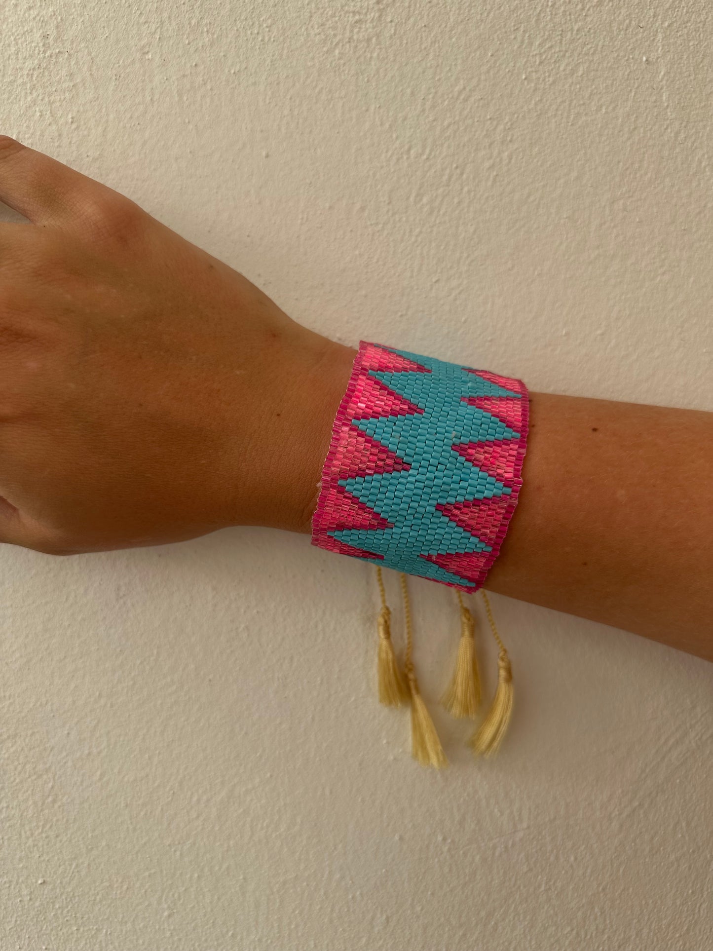 Pulsera Miyuki Extra Ancha con Borlas Turquesa y Rosa