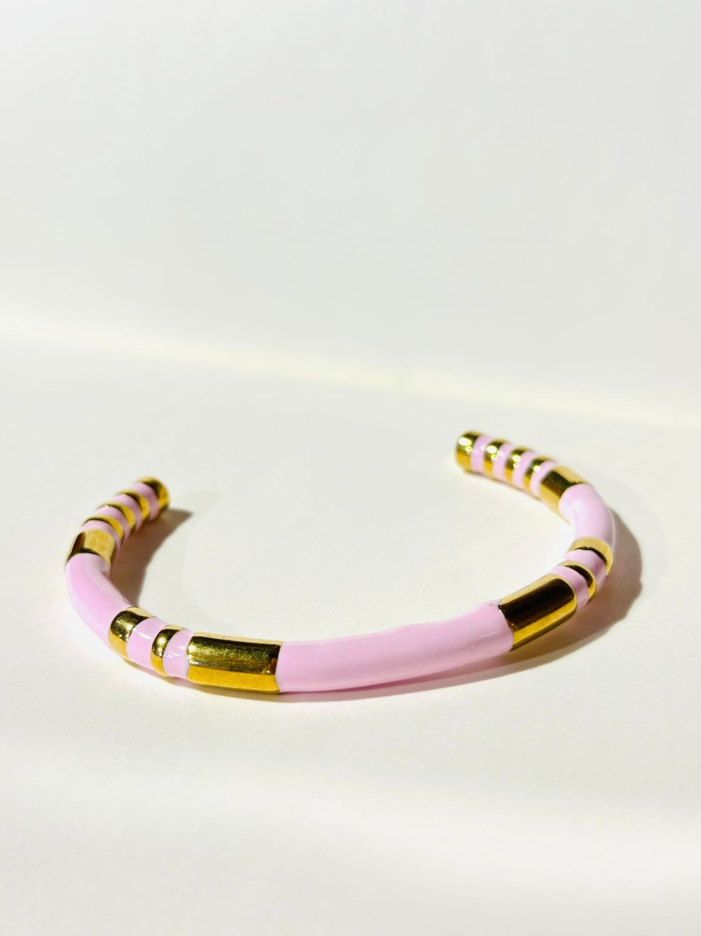 Brazalete Metal Dorado con Esmalte Rosa