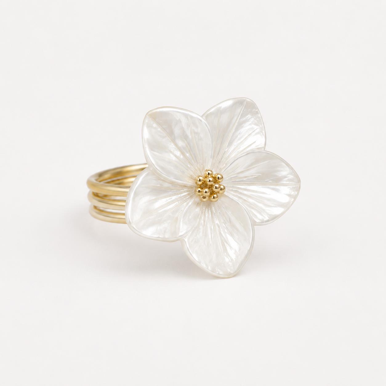 Anillo Flor Imitación Nácar Puntas Triangular