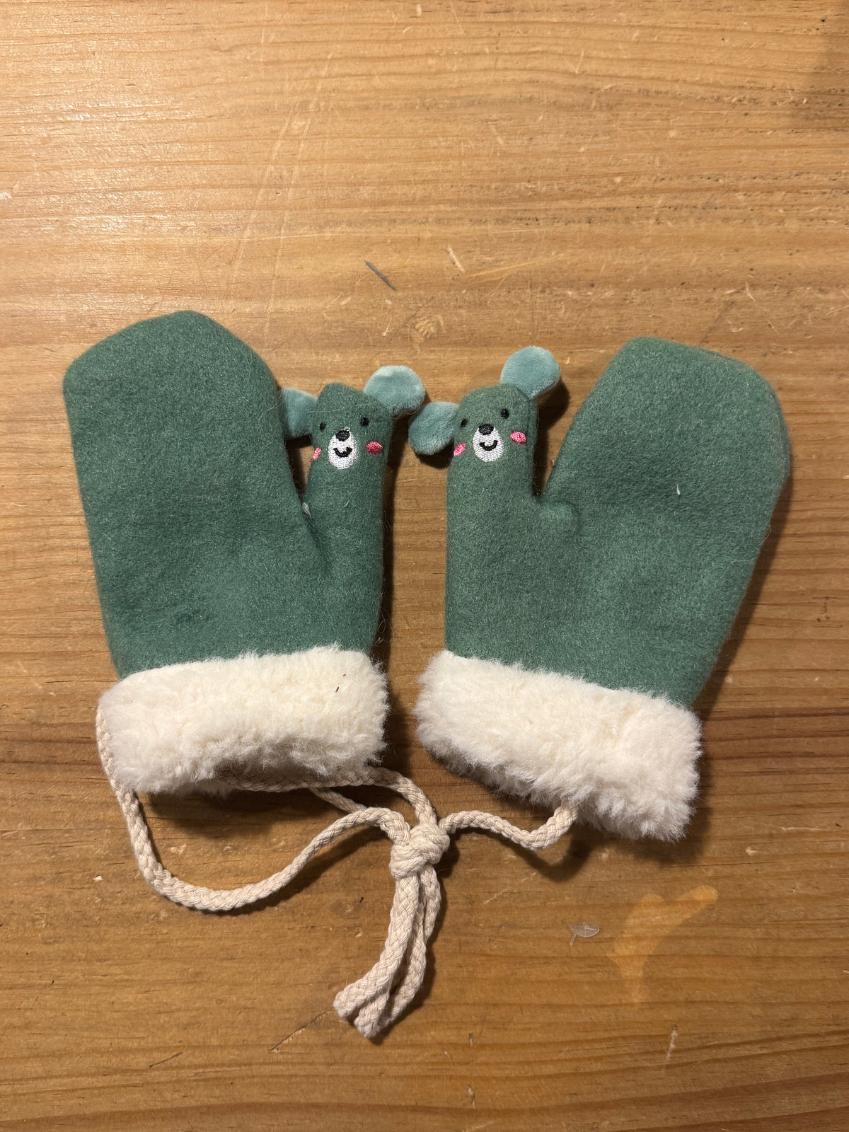 Manopla Infantil Verde Claro Muñeco Pulgar