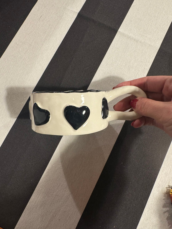 Taza Blanco Corazones Negros
