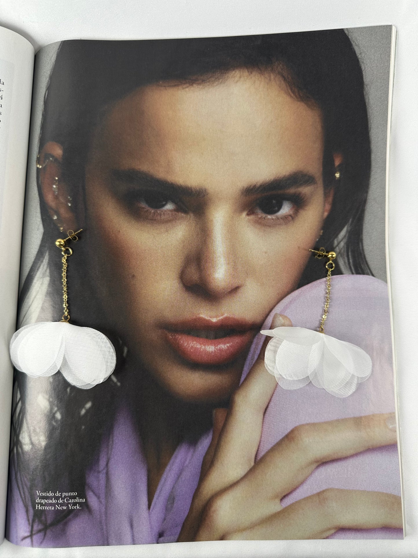 Pendiente Flor Colgando Tela Blanco