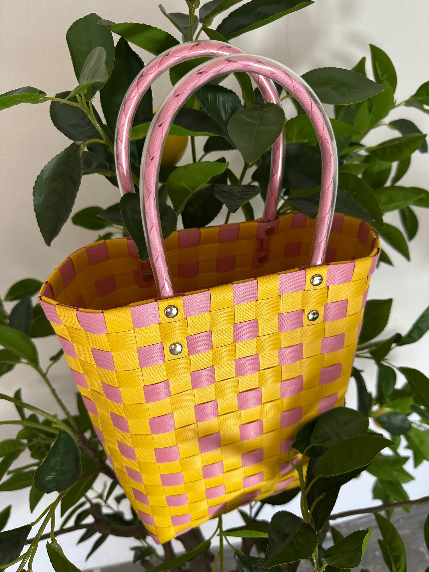 Bolso Plástico Trenzado Damero Rosa Amarillo