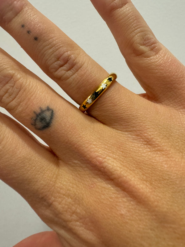 Anillo Dorado con Tira de Estrellas Esmaltadas Blanco y Negro