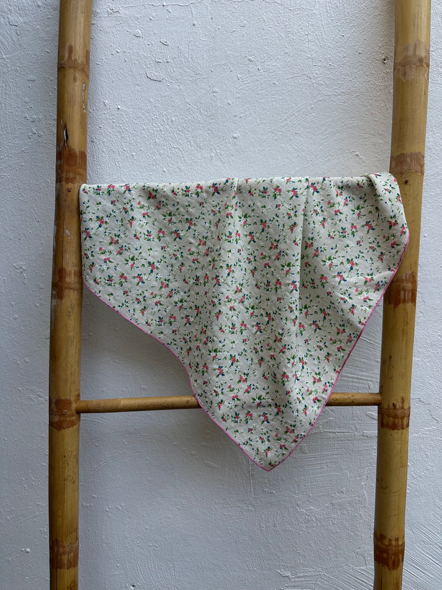 Pañuelo Algodón Fondo Gris Flores Borde Rosa