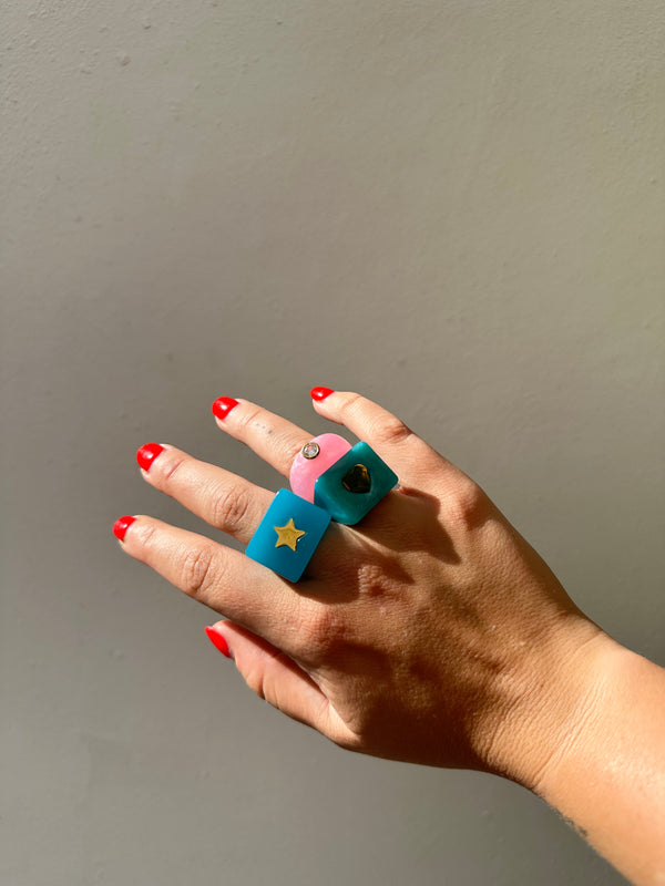 Anillo Resina Fancy Redondo Rosa con Brillante en Medio