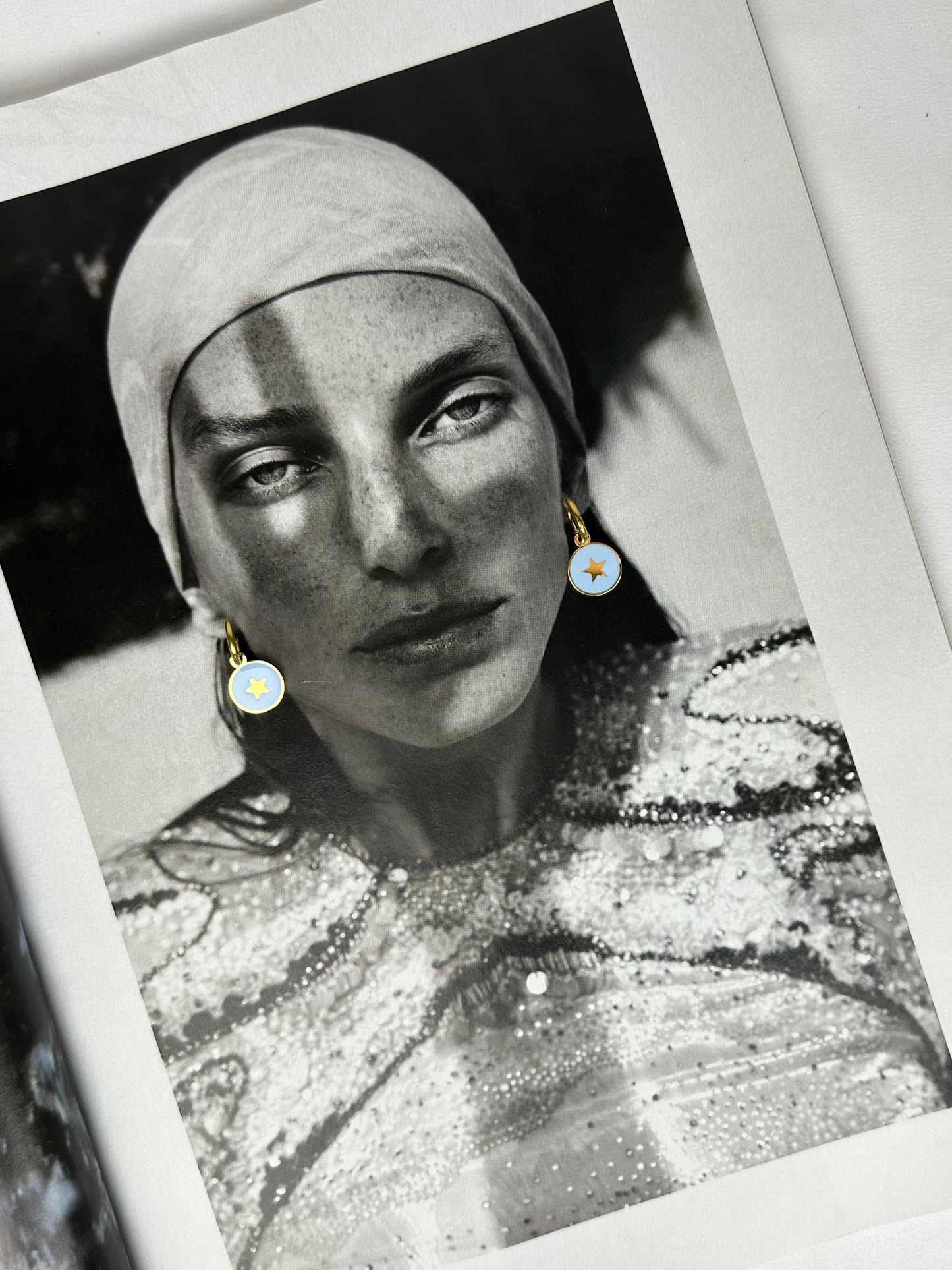 Mini Pendientes Círculo Azul con Estrella