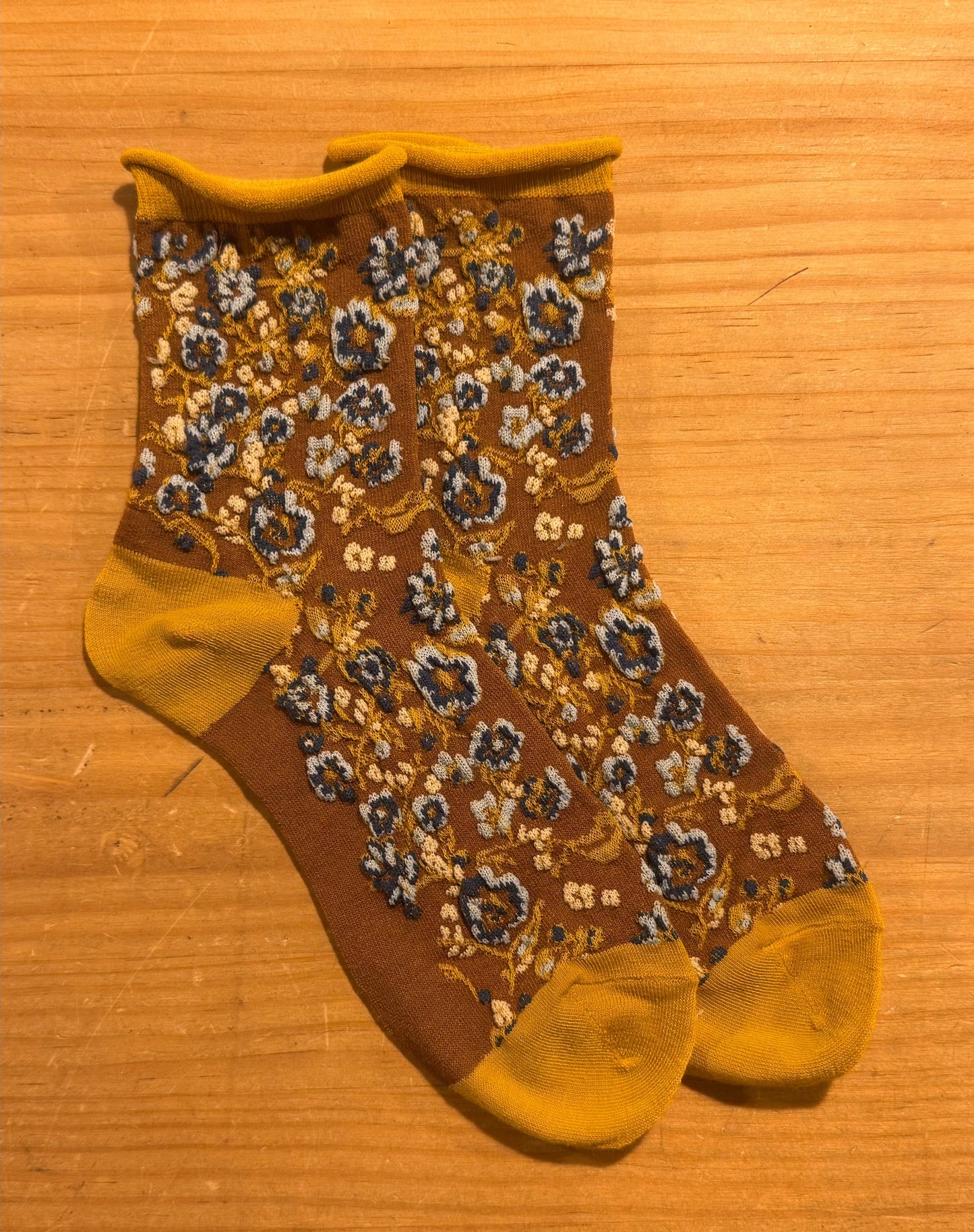 Calcetines Mujer Flores Fruncidas Mostaza